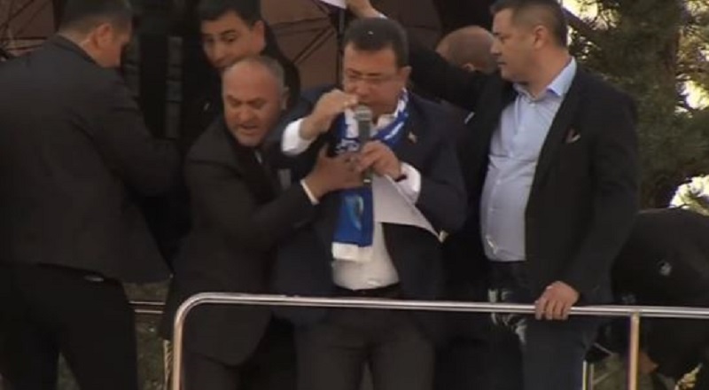 Τουρκία: Επίθεση με πέτρες σε συγκέντρωση του Ιμάμογλου από οπαδούς των Γκρίζων Λύκων