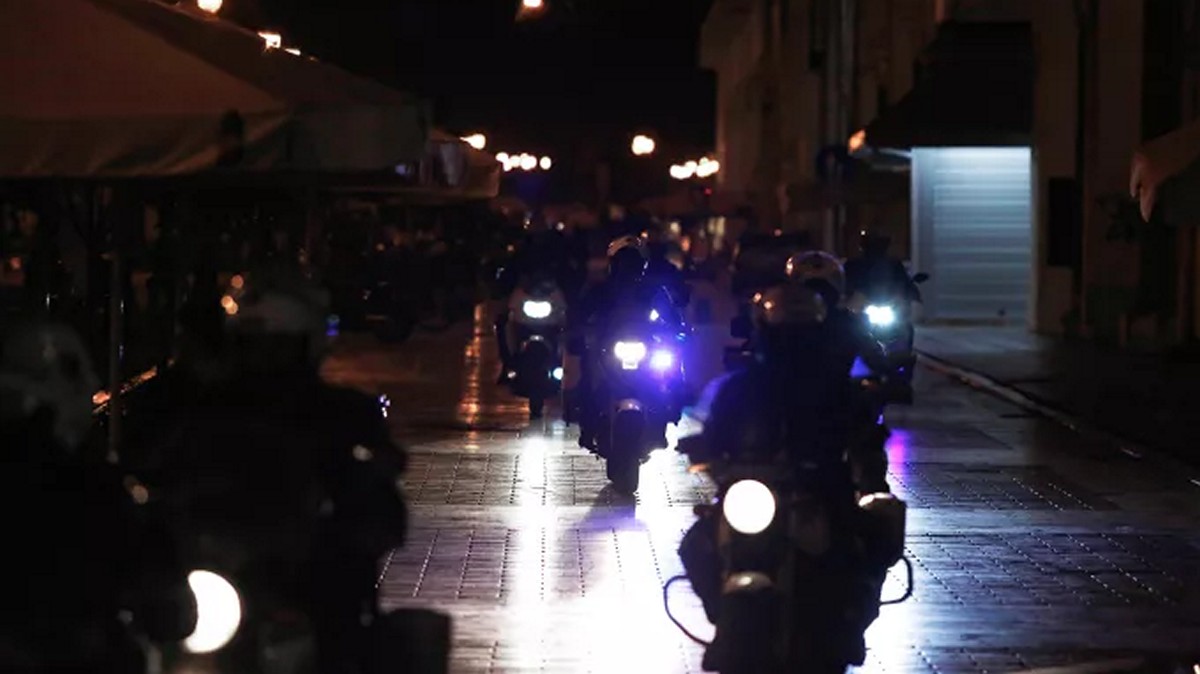 Eπεισόδια με μολότοφ και πέτρες τα ξημερώματα έξω από την Πανεπιστημιούπολη – Ένας αστυνομικός τραυματίας