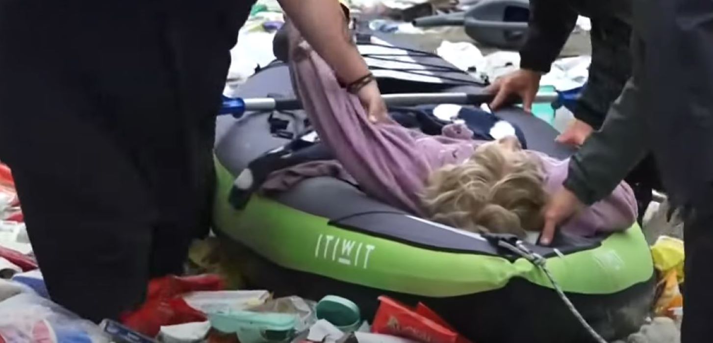 Απεγκλωβισμός από τις ιταλικές αρχές.