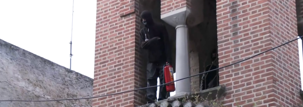 Θεσσαλονίκη: Συνελήφθη ο ένας από τους δυο υπόπτους – Ταμπουρωμένος ο άλλος στο καμπαναριό