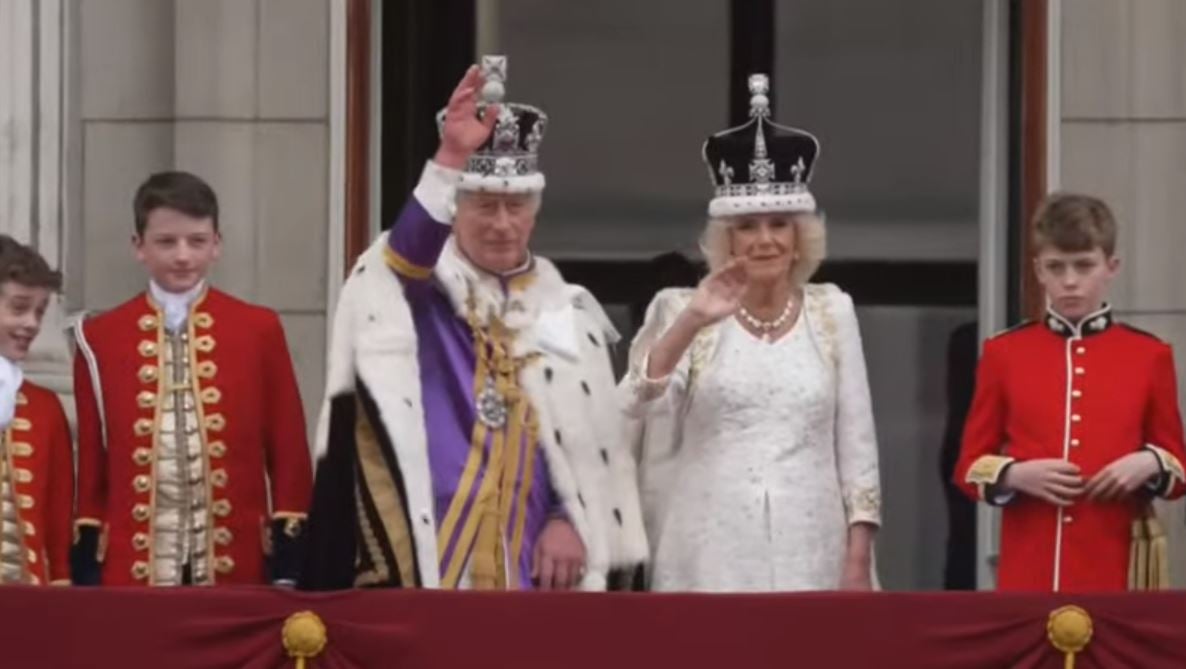 LIVE – Στο μπαλκόνι του Μπάκιγχαμ ο βασιλιάς Κάρολος και η βασίλισσα Καμίλα