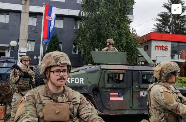 Κόσοβο: Συγκρούσεις Σέρβων με τη διεθνή ειρηνευτική δύναμη KFOR – Δύο διαδηλωτές τραυματίστηκαν από πυρά