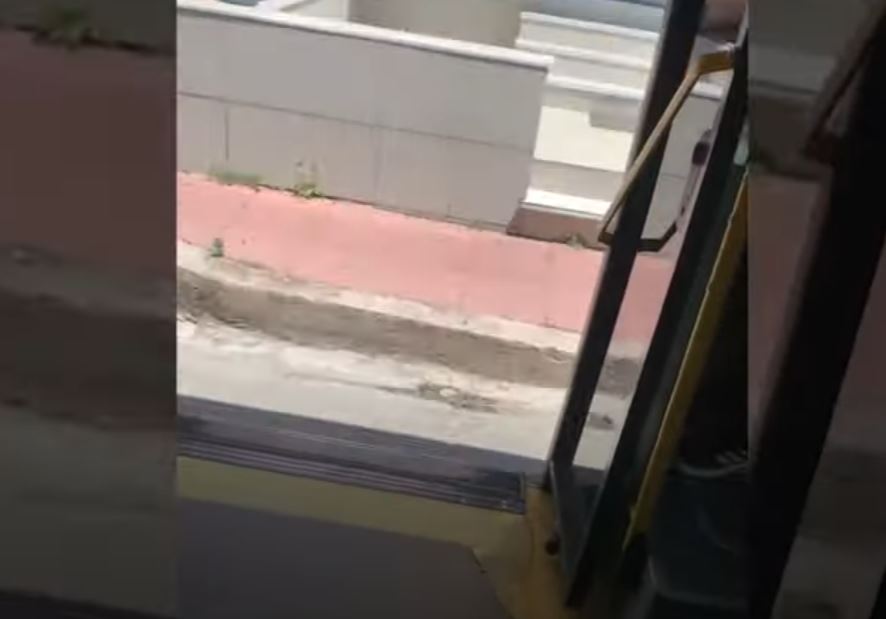 Δρομολόγιο του τρόμου: Λεωφορείο κινείται… με ανοιχτή πόρτα λόγω βλάβης – Δείτε το ΒΙΝΤΕΟ