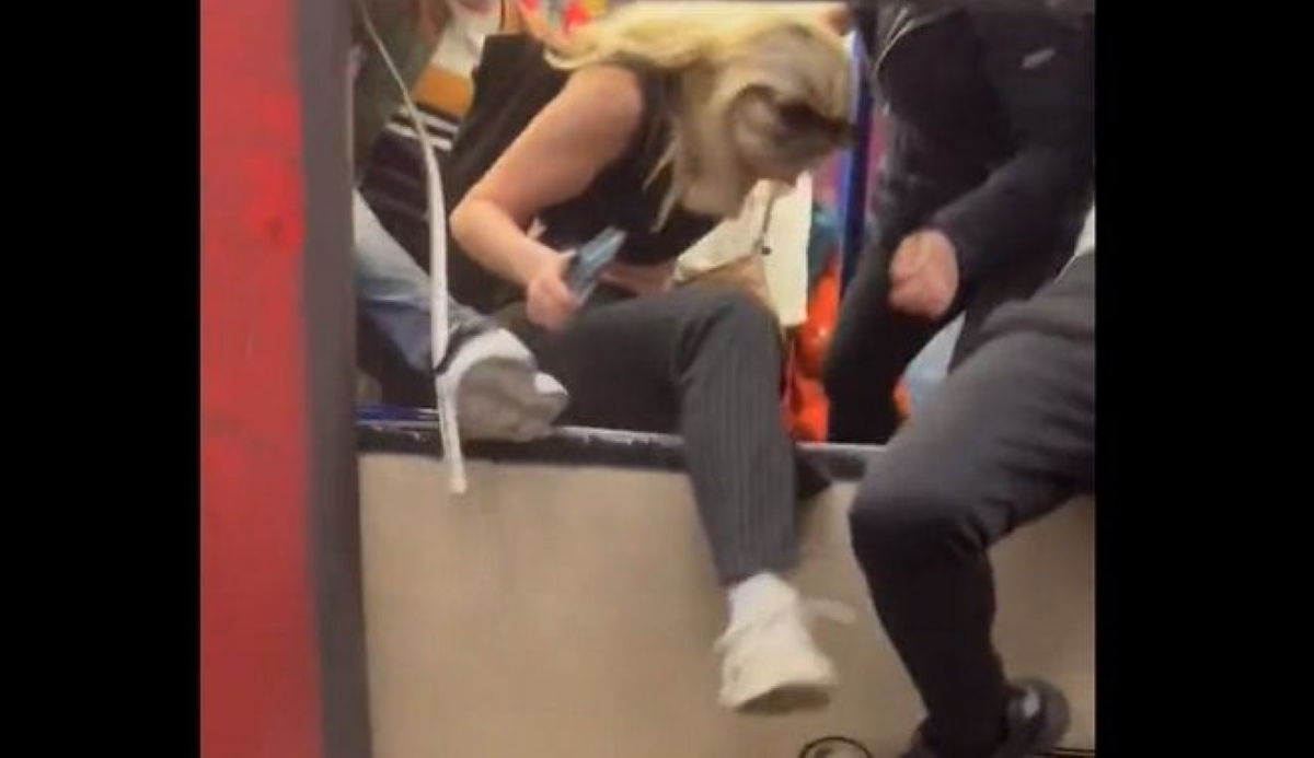Πανικός στο μετρό του Λονδίνου: Επιβάτες εγκλωβίστηκαν σε βαγόνια γεμάτα καπνό  – ΒΙΝΤΕΟ