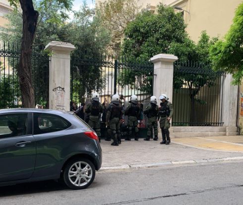 Πολυτεχνείο: Δυνάμεις των ΜΑΤ έξω από το κτίριο στην Πατησίων