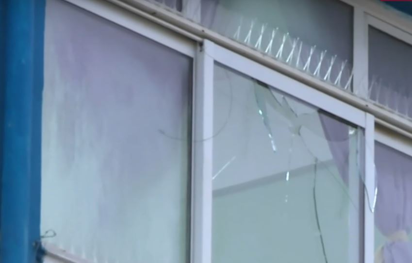 Μενίδι: Αδέσποτη σφαίρα καρφώθηκε στο τζάμι δημοτικού σχολείου – Ανάστατοι γονείς και εκπαιδευτικοί
