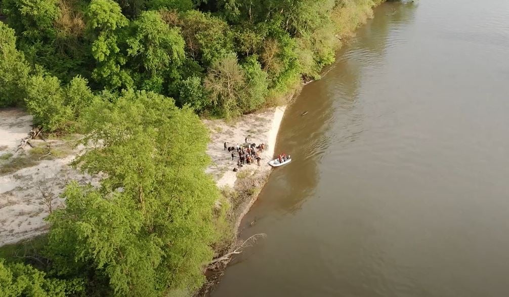 Έβρος: ΒΙΝΤΕΟ από την επιχείρηση διάσωσης των 39 μεταναστών που εντοπίστηκαν σε νησίδα του ποταμού