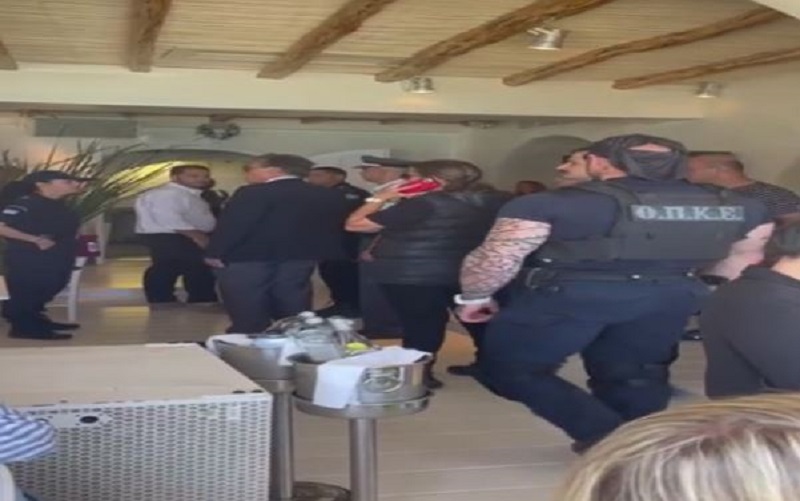 Μύκονος: Η στιγμή της εφόδου των αστυνομικών στο Nammos – ΒΙΝΤΕΟ