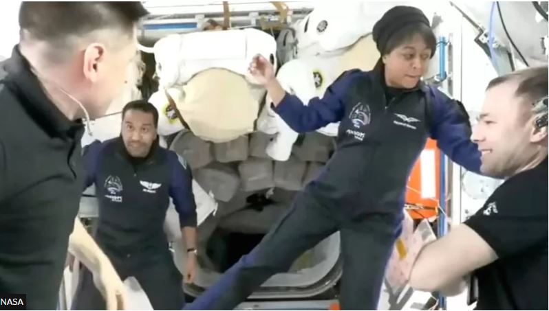 ISS: Έφτασε στον Διεθνή Διαστημικό Σταθμό η πρώτη γυναίκα αστροναύτης από την Σαουδική Αραβία – Τα πειράματα που θα κάνει