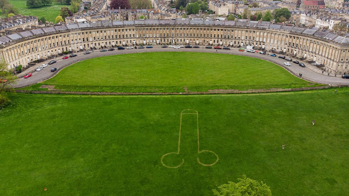 Βρετανία: Φαλλικό σύμβολο εμφανίστηκε στο γκαζόν της «Βασιλικής Ημισελήνου» πριν από τη στέψη του Καρόλου