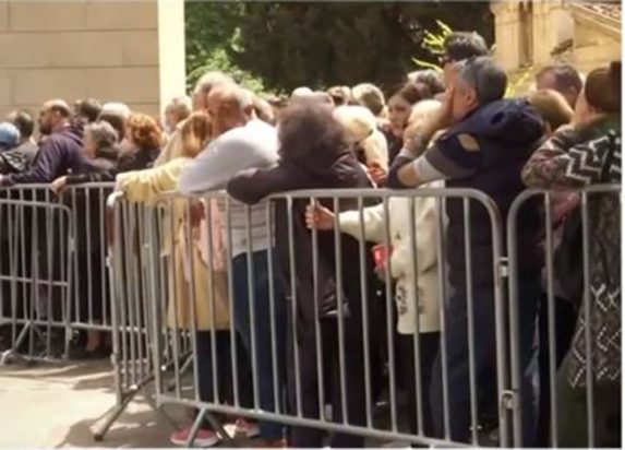 Πλήθος κόσμου στην Μητρόπολη Αθηνών