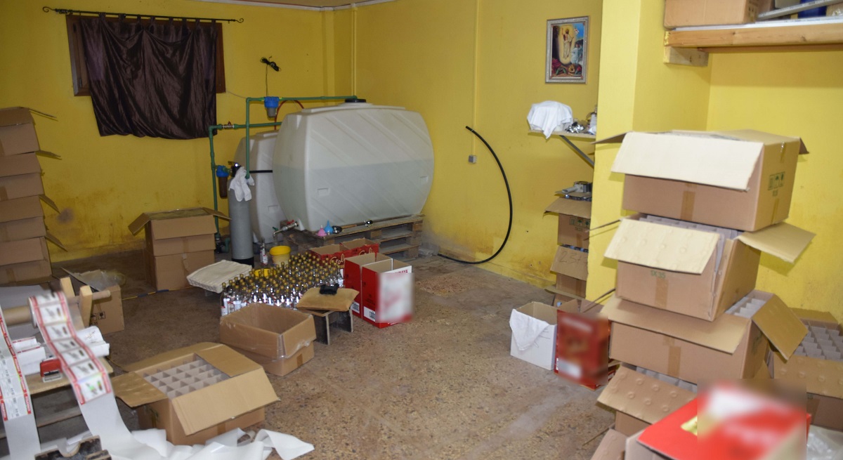 ΣΔΟΕ: Εντοπίστηκε εργαστήριο παρασκευής ποτών «μπόμπες» – Εκατοντάδες φιάλες κατασχέθηκαν σε Ασπρόπυργο και Καλλιθέα