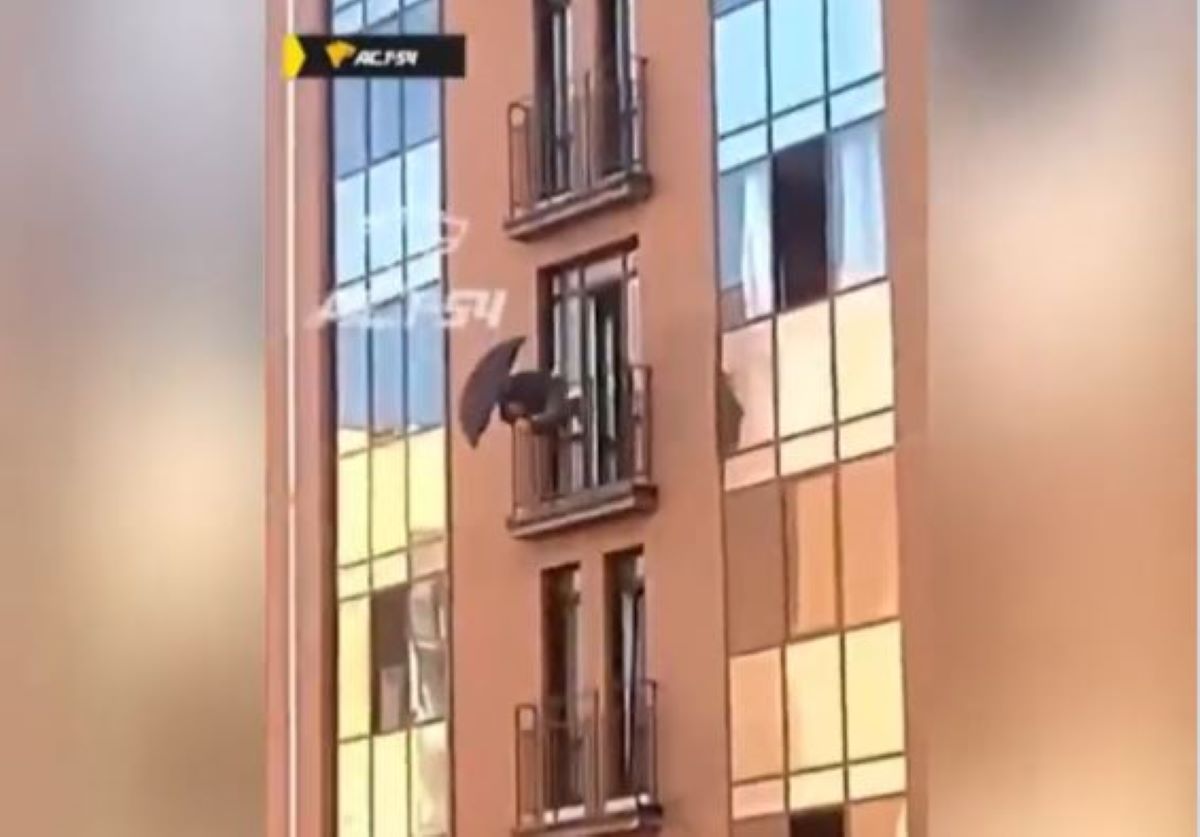 Άνδρας στην Ρωσία πέφτει από το μπαλκόνι.