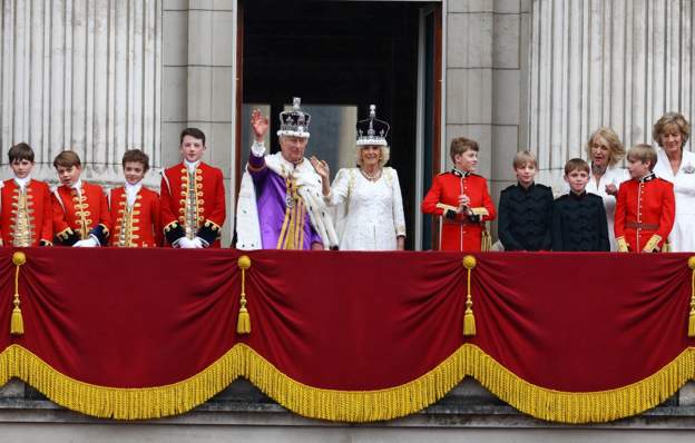 Βασιλιάς Κάρολος: Ο χαιρετισμός στο μπαλκόνι με την Καμίλα και την βασιλική οικογένεια – Ποιοι απουσίαζαν