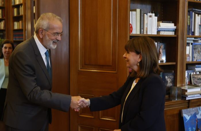 Στο Προεδρικό Μέγαρο ο Γιάννης Σαρμάς – Αναλαμβάνει υπηρεσιακός Πρωθυπουργός