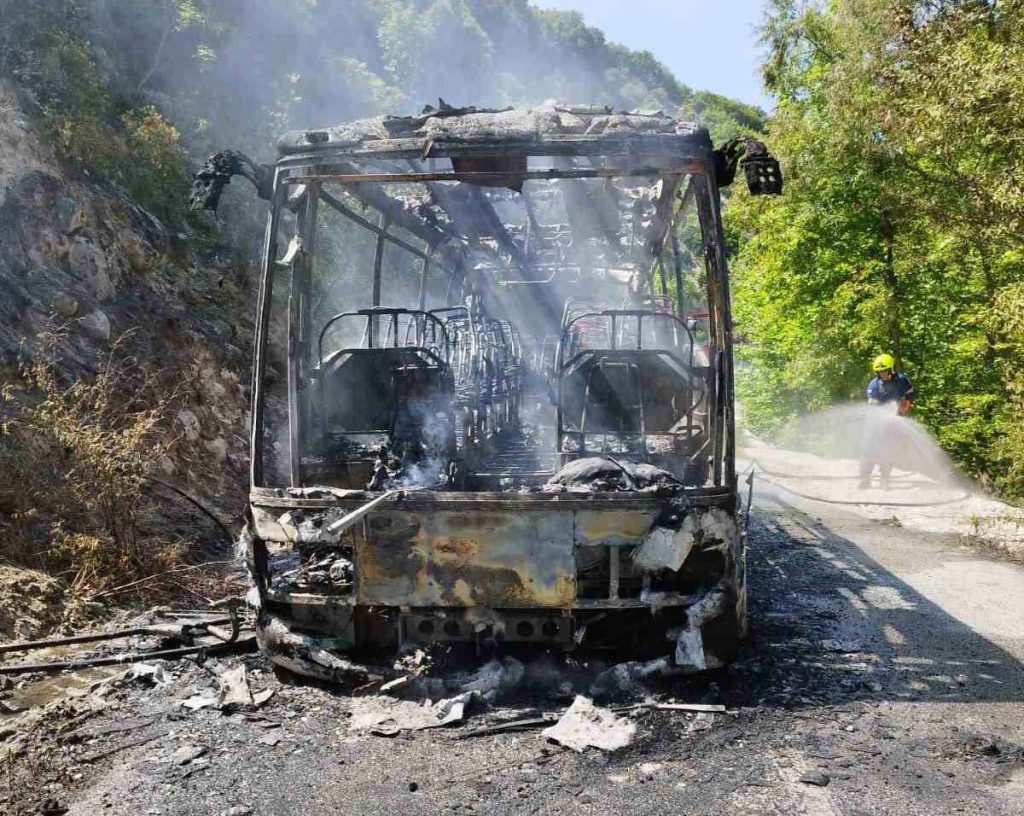 Σέρρες: Φωτιά σε λεωφορείο με 30 επιβάτες – Πρόλαβαν και κατέβηκαν πριν γίνει στάχτες