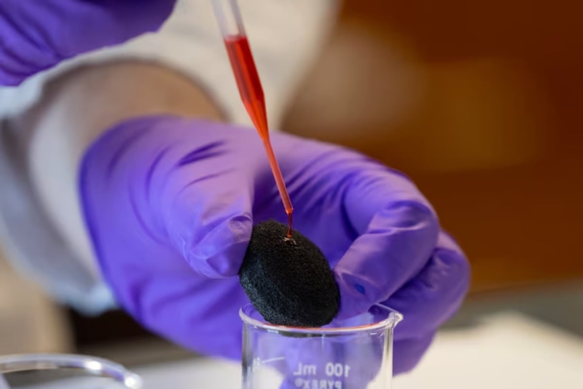 Επιστήμονες δημιούργησαν «σούπερ αφρό» που σκοτώνει βακτήρια και καθαρίζει πετρελαιοκηλίδες – ΒΙΝΤΕΟ