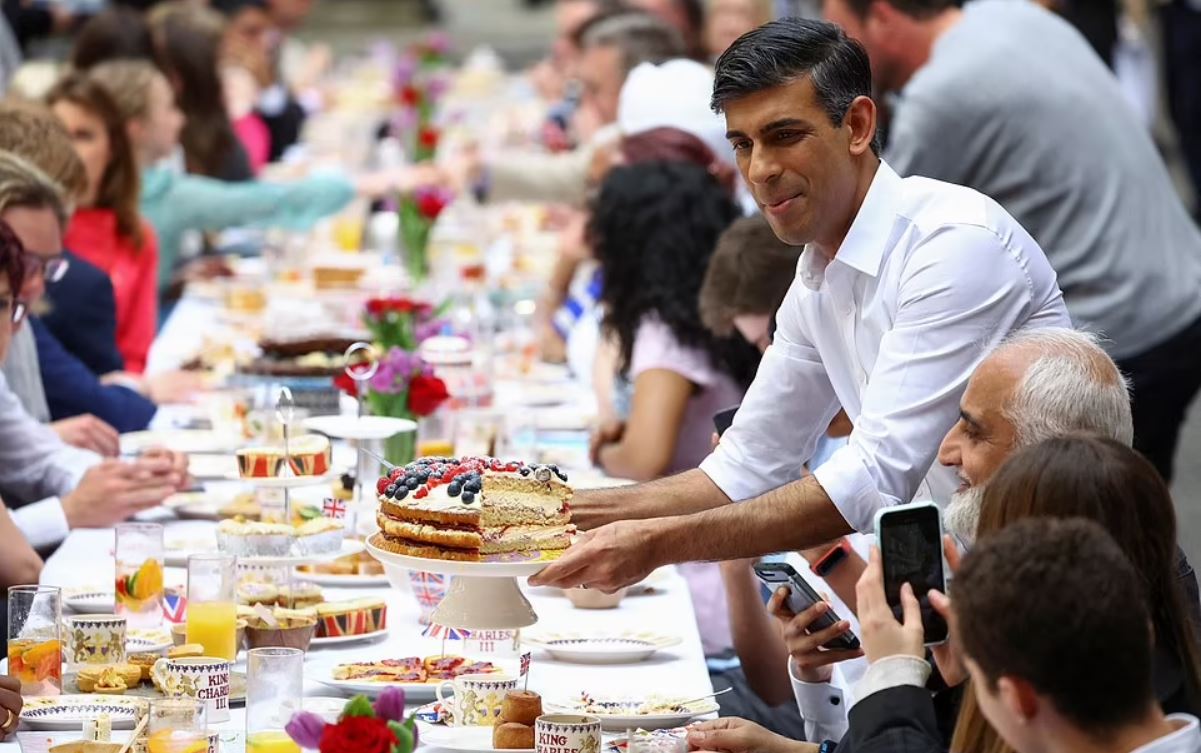 Βρετανία: Το εντυπωσιακό γεύμα του Σούνακ στη μέση του δρόμου για την στέψη του Καρόλου