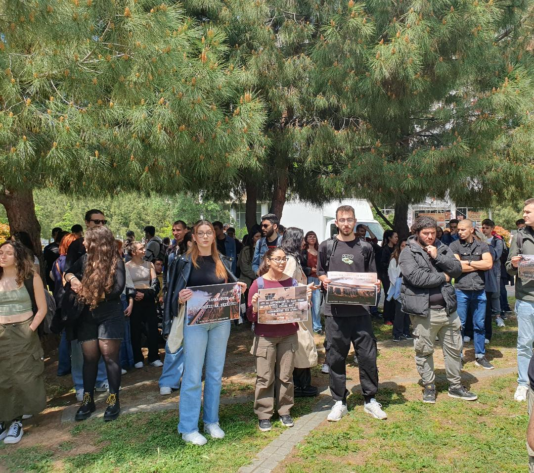 Θεσσαλονίκη: Μνημείο για τους νεκρούς φοιτητές του σιδηροδρομικού δυστυχήματος στα Τέμπη