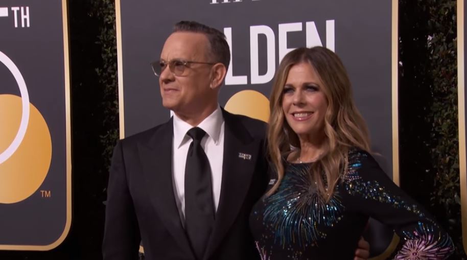 Τομ Χανκς: Ο σταρ του Χόλιγουντ εντυπωσίασε με την απλότητά του – Περίμενε στην ουρά το πλοίο για την Αντίπαρο – ΦΩΤΟ