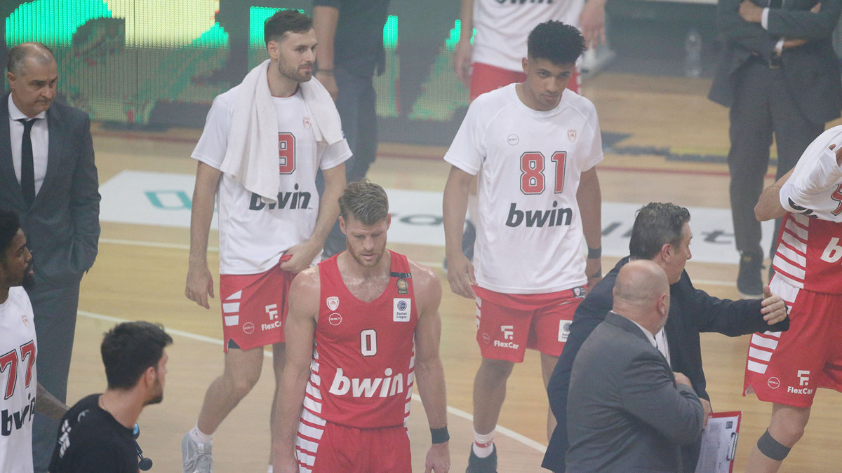 Παναθηναϊκός – Ολυμπιακός: Εκκένωση του γηπέδου αποφάσισαν οι διαιτητές για να συνεχιστεί ο τελικός