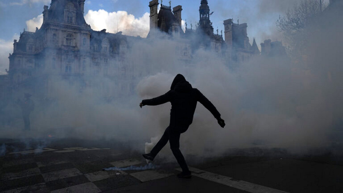 Γαλλία: Συγκρούσεις σε διαδηλώσεις – Πάνω από 10 αστυνομικοί τραυματίες