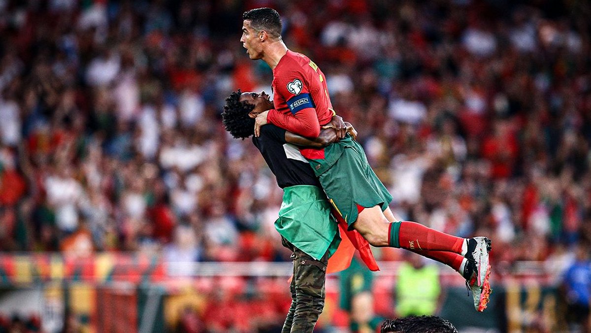 Κριστιάνο Ρονάλντο: Επίθεση… αγάπης στον Πορτογάλο σταρ – Οπαδός έκανε «ντου», τον αγκάλιασε και έπεσε στα πόδια του