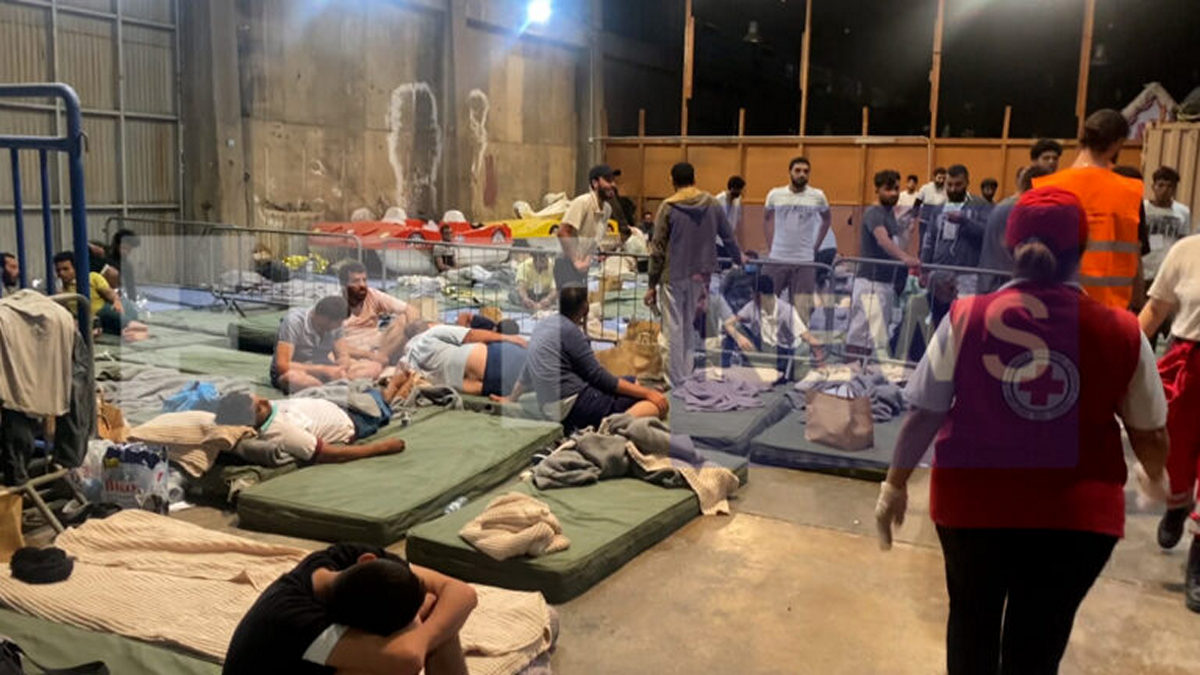 Ναυάγιο στην Πύλο: Εικόνες από τον πρόχειρο καταυλισμό των διασωθέντων στην Καλαμάτα – ΒΙΝΤΕΟ