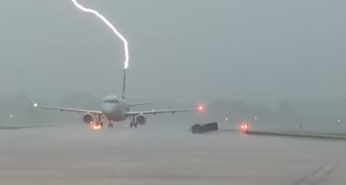 Κεραυνοί «χτυπούν» αεροπλάνα σε ΗΠΑ και Παναμά- Συγκλονιστικές εικόνες