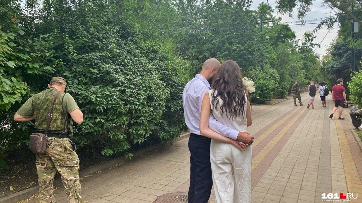 Ανταρσία της Wagner: Χαμός με την φωτογραφία ζευγαριού που παντρεύτηκε δίπλα σε στρατεύματα