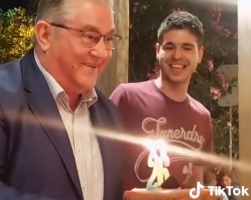 Viral ο Κουτσούμπας στο TikTok: Η έκπληξη σε 26χρονο που είχε γενέθλια