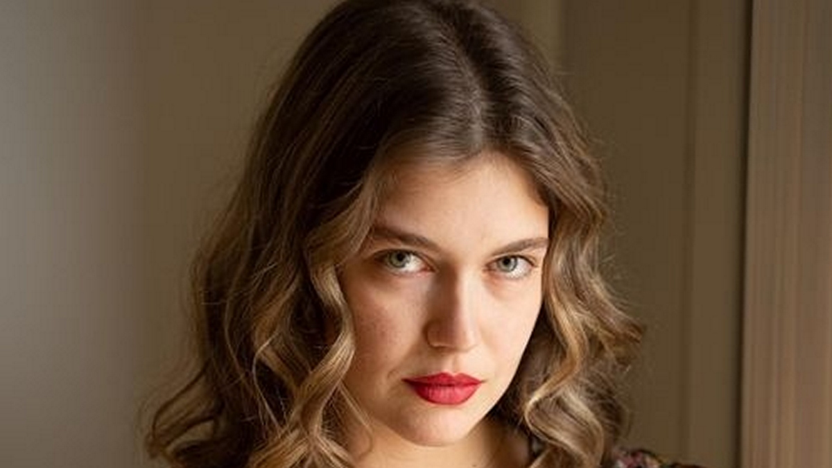 Κλέλια Ανδριολάτου: Απολαμβάνει topless το μπάνιο της στη λίμνη Δόξα