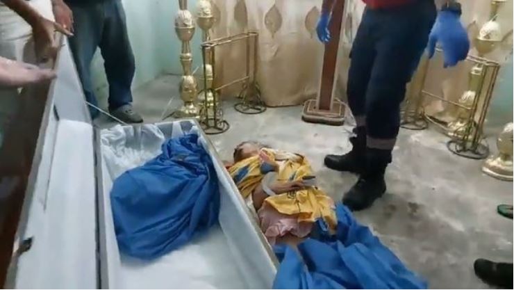 Ισημερινός: Η στιγμή που γυναίκα «επιστρέφει» στη ζωή κατά τη διάρκεια της κηδείας της – ΒΙΝΤΕΟ