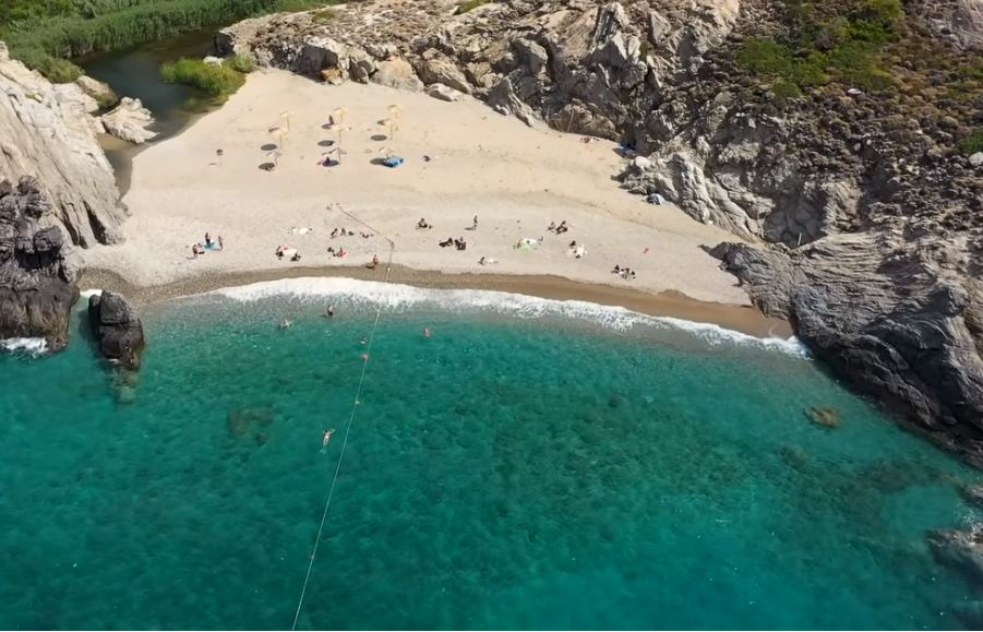 Η παραλία ΝΑΣ βόρεια της Ικαρίας