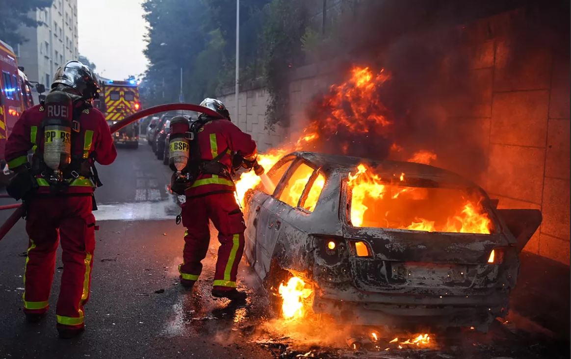 Γαλλία: «Συγκλονισμένος» για τον θάνατο 17χρονου από σφαίρα αστυνομικού δήλωσε ο πρόεδρος Μακρόν