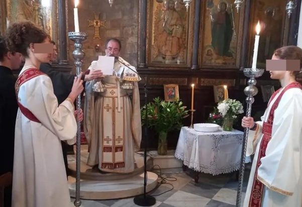 Κορίτσια - παπαδάκι σε εκκλησία στην Πλάκα