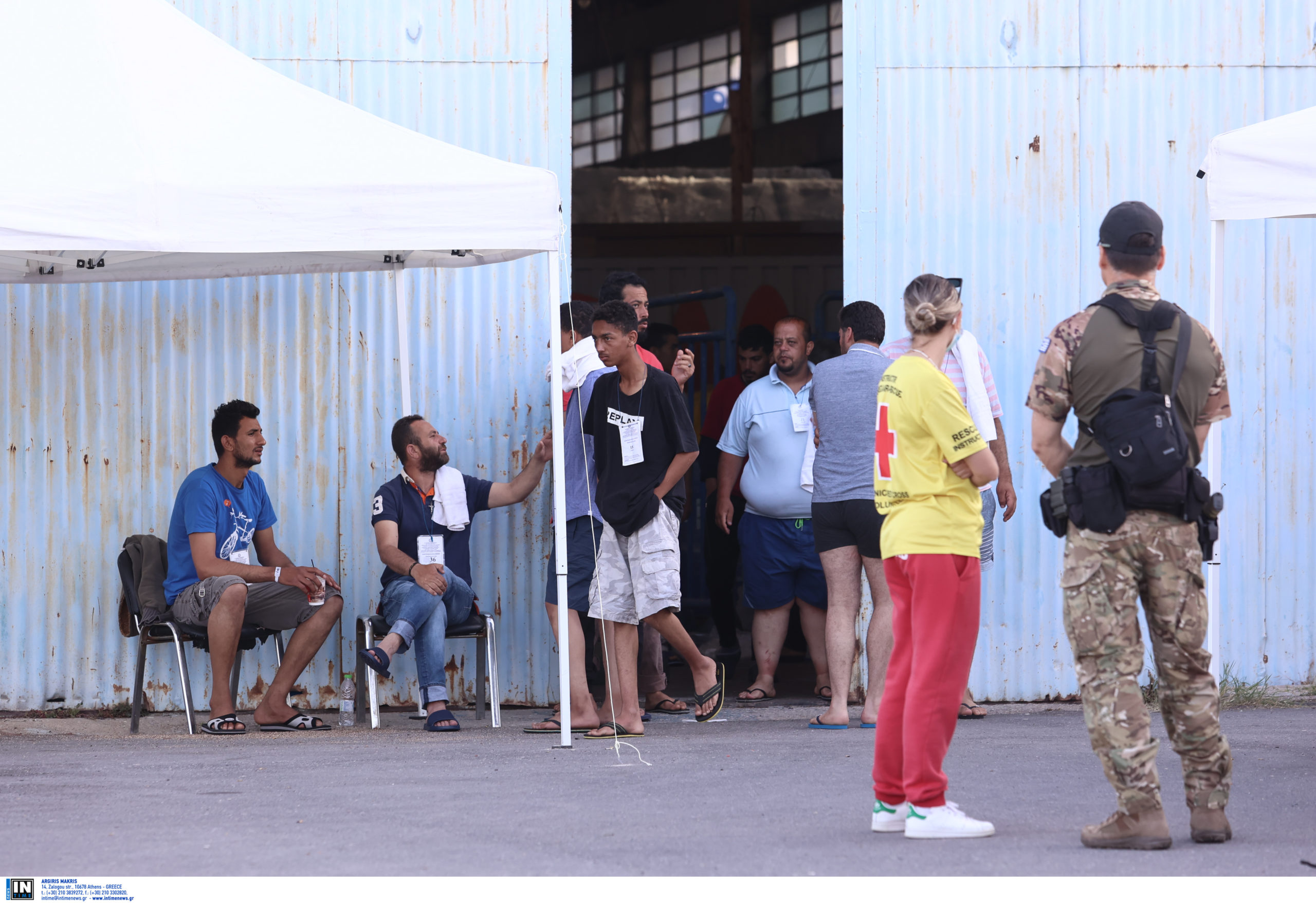 Ναυάγιο στην Πύλο: Δραματικές στιγμές στην Καλαμάτα – Αναζητούν τους συγγενείς τους