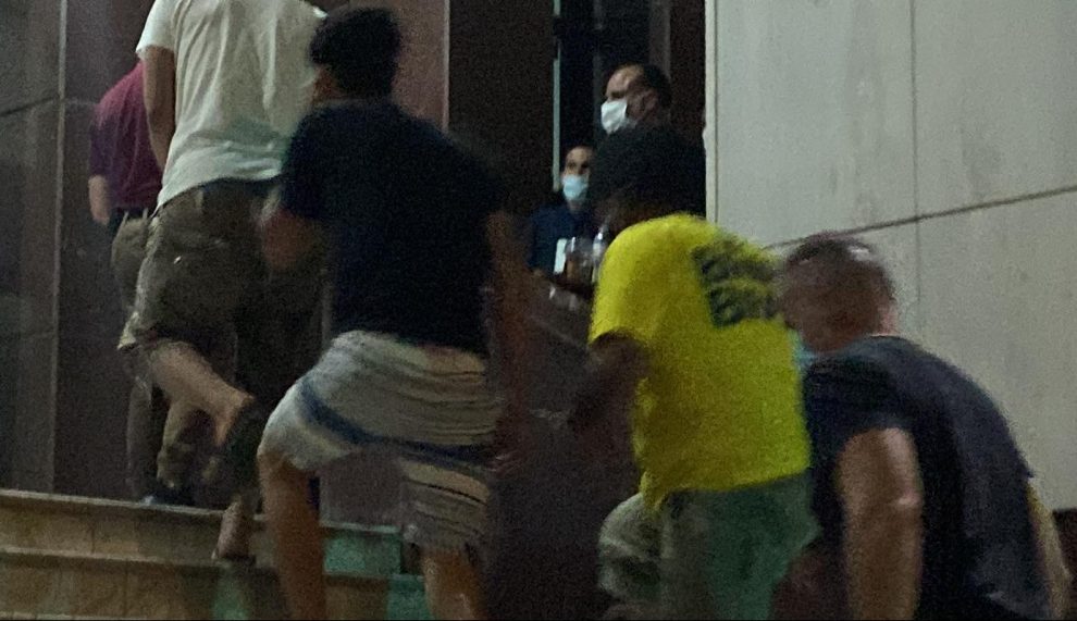 Στο Δικαστικό Μέγαρο Καλαμάτας οι συλληφθέντες διακινητές για το ναυάγιο στην Πύλο