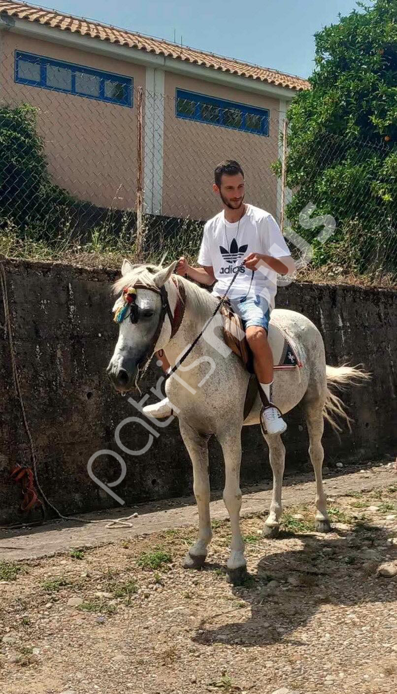 Εκλογές 2023: Στην κάλπη με το άλογό του