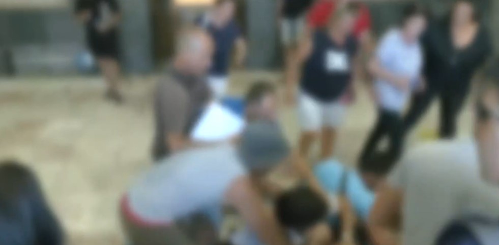 Ρόδος: Ένταση στο δημαρχείο σε διαγωνισμό για τις ομπρέλες στις παραλίες – Ένας τραυματίας – ΒΙΝΤΕΟ