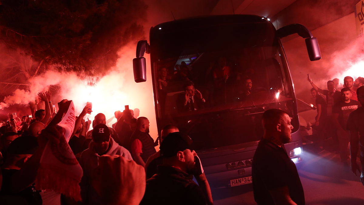 Ολυμπιακός: Χαμός στην άφιξη της αποστολής στο ΣΕΦ – Οι οπαδοί έκαναν τη νύχτα, μέρα – ΒΙΝΤΕΟ
