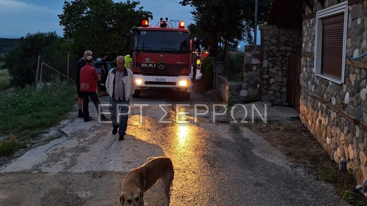 Σέρρες: Σπίτι κάηκε ολοσχερώς έπειτα από πτώση κεραυνού – ΒΙΝΤΕΟ