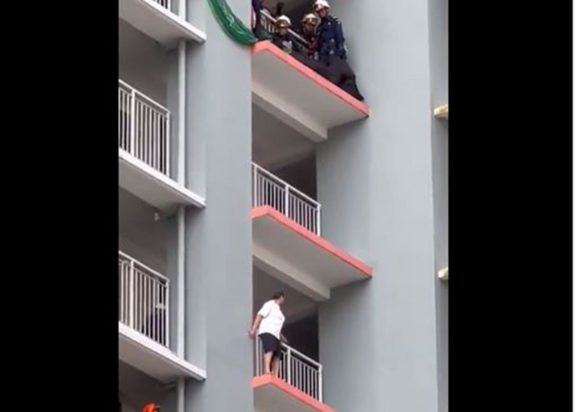 Σιγκαπούρη: Συγκλονιστική διάσωση γυναίκας