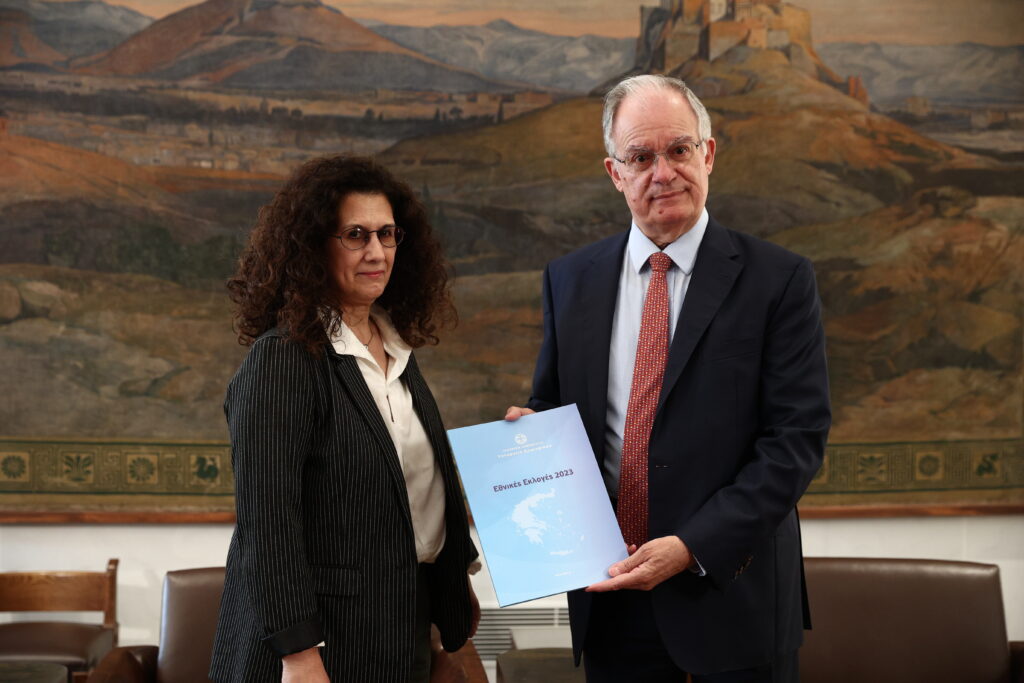 Εκλογές 2023: Η Καλλιόπη Σπανού παρέδωσε τα τελικά αποτελέσματα στον Κώστα Τασούλα