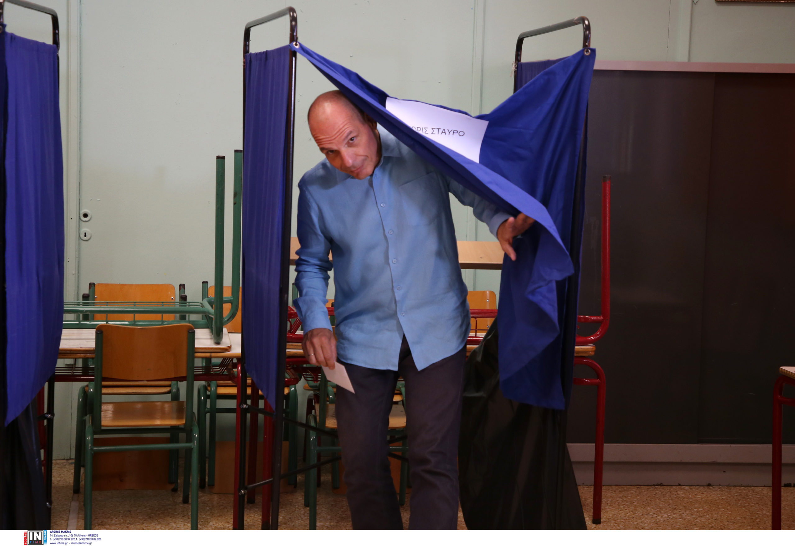 Μαζί με την κόρη του ψήφισε ο Βαρουφάκης – «Όσοι προεξόφλησαν την εξαφάνιση του ΜέΡΑ25 απόψε θα πάρουν την απάντησή τους»