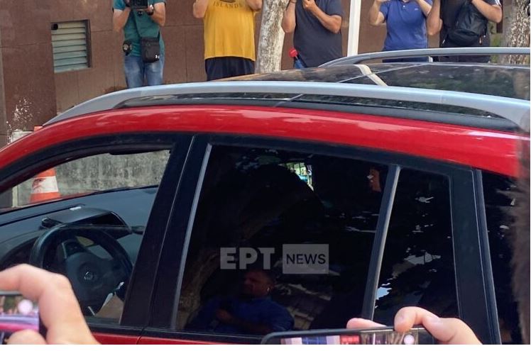 Ναυάγιο στην Πύλο: Συγγενείς φώναζαν τα ονόματα των αγνοουμένων έξω από το δικαστήριο – Ξεπερνούν τους 300 οι νεκροί Πακιστανοί