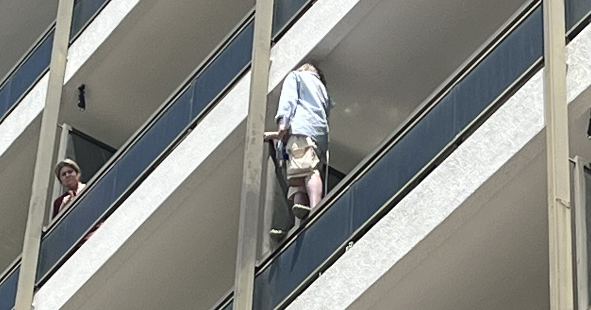 Λάρισα: Γυναίκα απειλεί να αυτοκτονήσει από μπαλκόνι ξενοδοχείου – ΒΙΝΤΕΟ & ΦΩΤΟ
