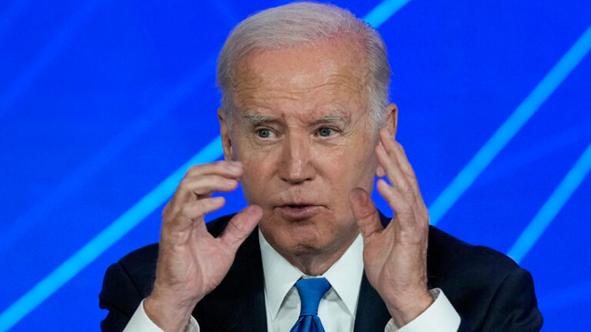 Τζο Μπάιντεν: Χαλαρώνει στην ξαπλώστρα σε παραλία