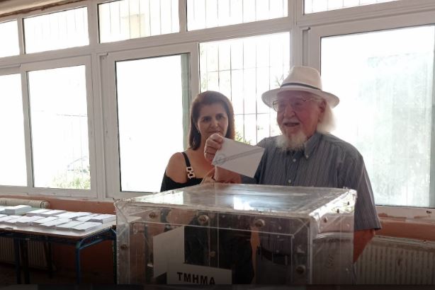 Εκλογές 2023: «Βγάλτε με φωτογραφία, μπορεί να είναι η τελευταία φορά που ψηφίζω» – Ο 99χρονος που έκλεψε τις εντυπώσεις