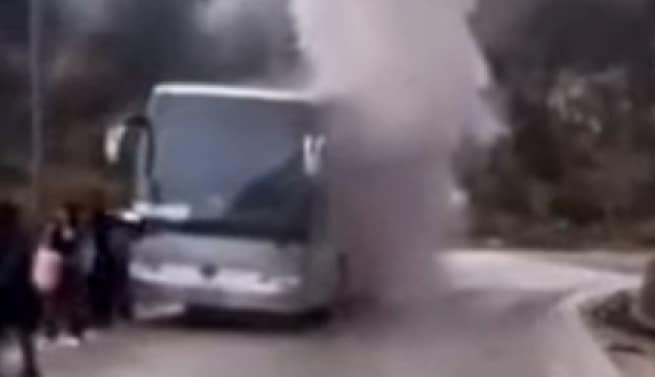 Εύβοια: Φωτιά σε τουριστικό λεωφορείο